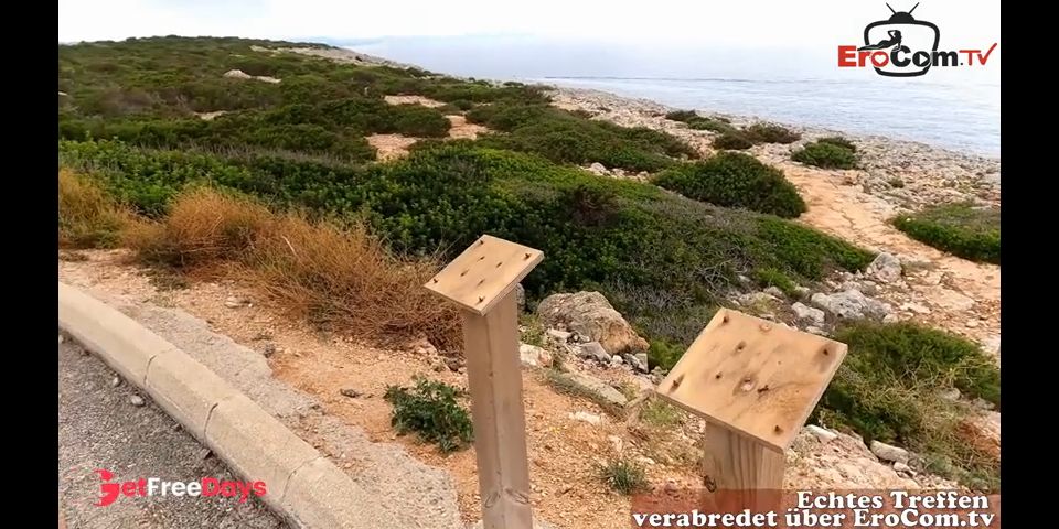 Junges Kken mit heien Titten fickt am Strand mit einem alten Sack