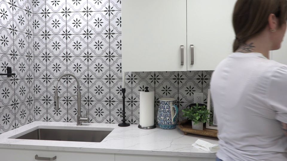 [K2S.CLUB] Yoga Bella - sitter becomes urinal - FullHD 1080P