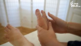 7120 Cleaning Womans BIG Bare Feet And Her Bitchy Boss-3