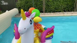 FetiliciousFans SiteRipPt 1Inflatable Wig at the Pool-3