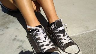 Footfetish 19yo Sophomore Bare Feet Out Of Her Converse - Foot Fetish-1