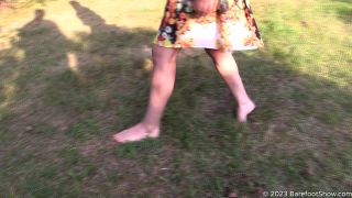 online adult clip 4 Barefoot Show – 19 Year Old Beauty Sonya Shows Off Her Sexy Bare Feet In A Public Park on pov nylon fetish-3