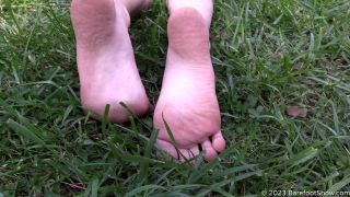 online adult clip 4 Barefoot Show – 19 Year Old Beauty Sonya Shows Off Her Sexy Bare Feet In A Public Park on pov nylon fetish-7