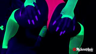 Sweet Apple's Forbidden Night Under Blacklights: Must-See Moments!-8