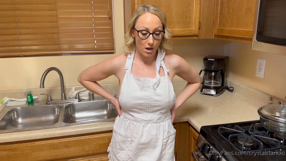 OnlyFans - CrystalClarkXo - Crystal Clark - Stepmom Teaches Me How To Cook - 2025 - 1080p