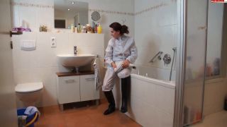 Deutsche Hausfrau - Sexy Posen bei schwitziger Hausarbeit - 2024-9