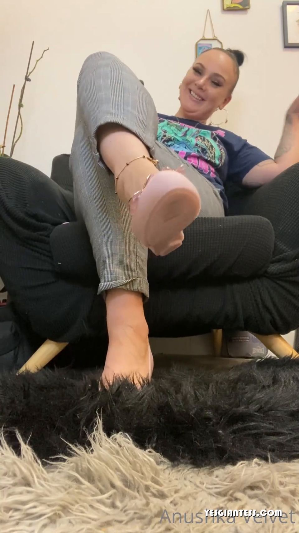 Anushka Velvet - Giantess Fantasy With Pink Sweaty Flat Pumps (Fetish porn)