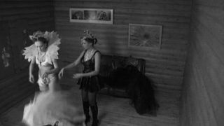 Anna Azarova, Lyudmila Alehina, Mariya Anikanova, Evelina Blyodans - Holostyaki s01 (2012) HD 720p!!!-1