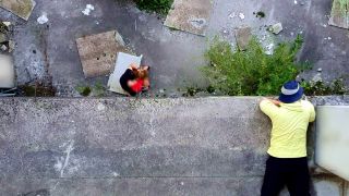 Fellation Nous avons fait l'amour dans ce bâtiment abandonné mais il n'était pas vide...-1
