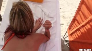 Tysen Rich Butt Flashes on the Beach (Anal porn)-1
