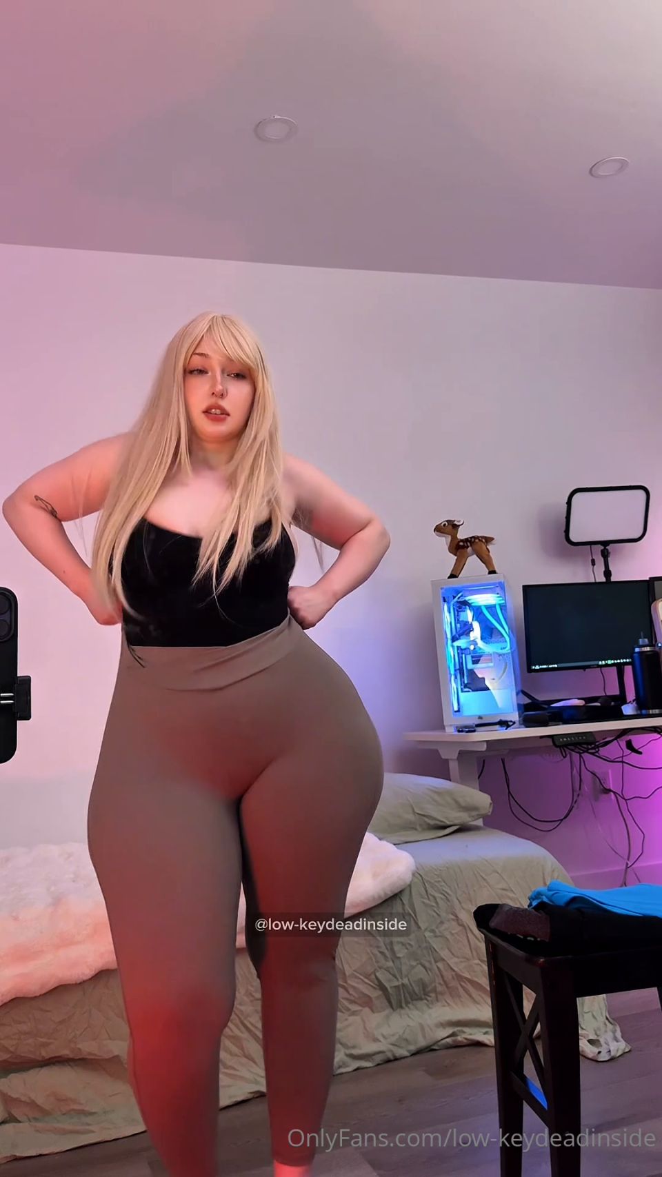 [K2S.CLUB] Low-keydeadinside (lowkeydeadinside) - LIVE Squatting And Ass Clapping To Test 5 Leggings In The Gym - FullHD 1080P