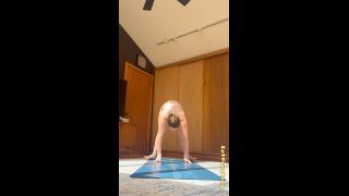 Eat Pray Dong's Sexy Stretching Show 2025 FullHD-6