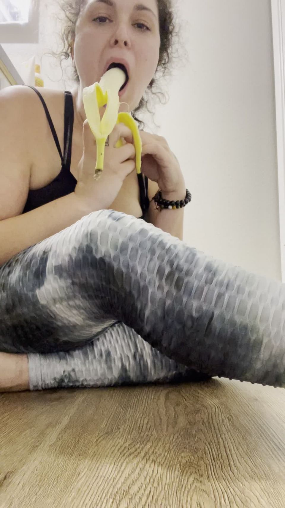 Many Vids - Buttplugbetty Slut Puts A Banana In Her Ass Then Eats - MILF