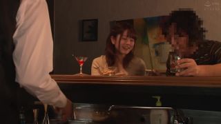 AP-693 バーにやって来たほろ酔いカップルの彼氏に睡眠薬、彼女に媚薬を飲ませ堂々と寝取り中出しを繰り返す悪徳バーテンダー - [JAV Full Movie]-2