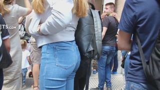 Goldilocks in tight jeans-3