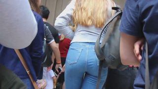 Goldilocks in tight jeans-7