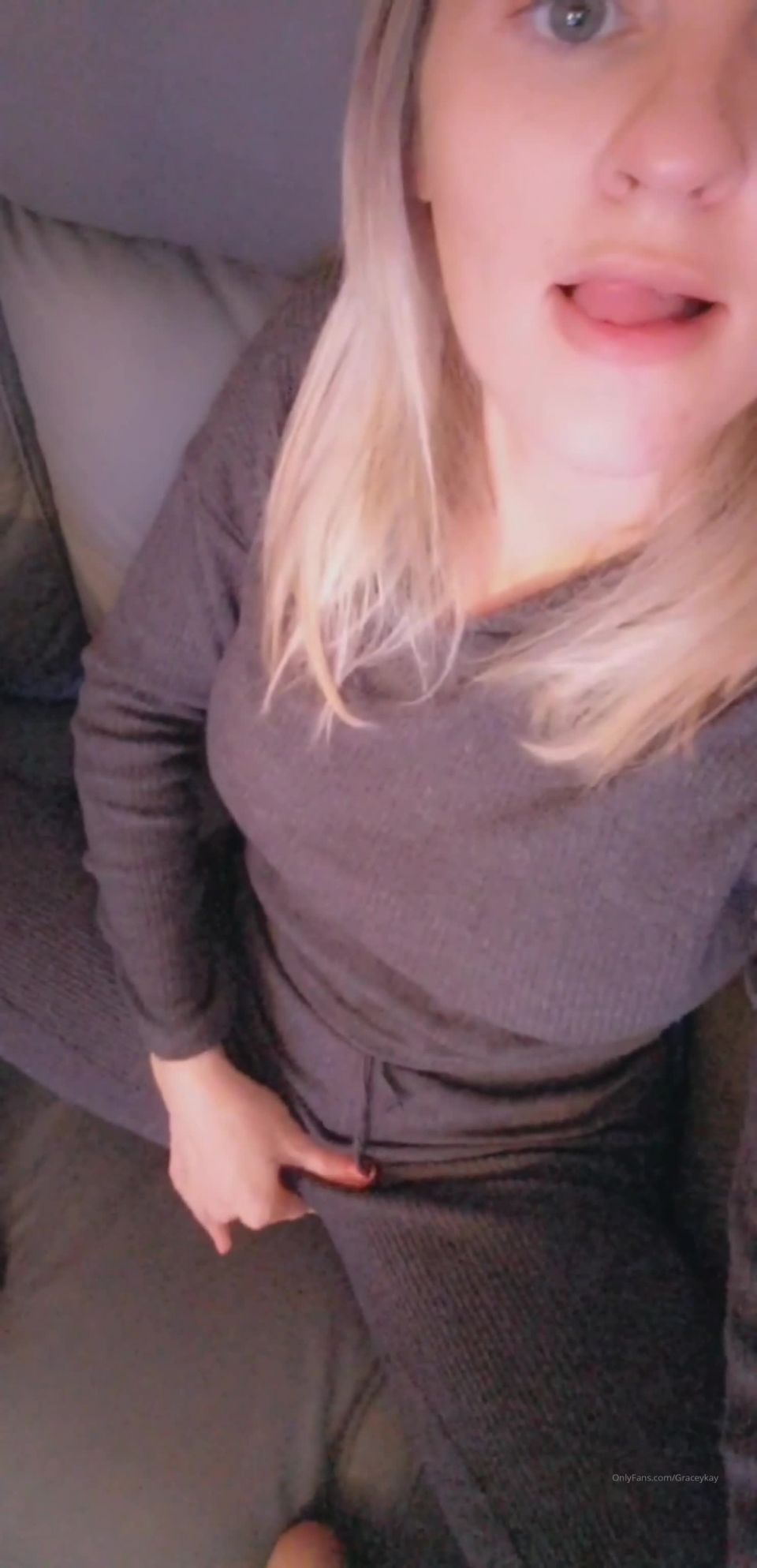 Onlyfans - Gracey kay - graceykayFeeling so horny just rubbing my pussy - 16-04-2020