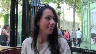 Rencontre chic et choc sur les Champs-Elysees - Indecentes-Voisines (SD 2021)-0