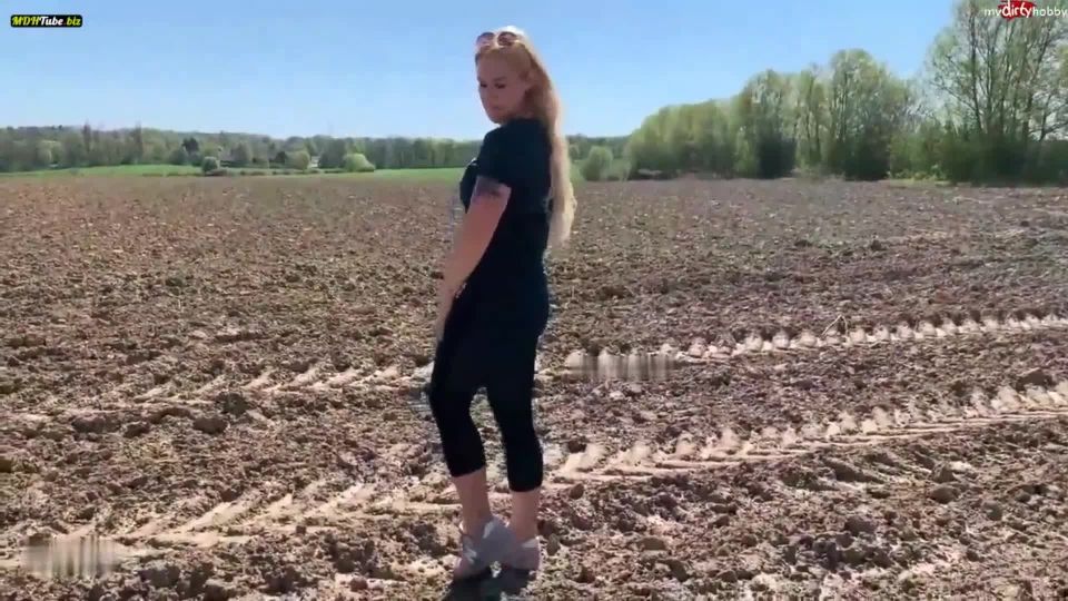 devil-sophie - Baeuerin Sophie duengt das Feld - Die frische Natursekt ...