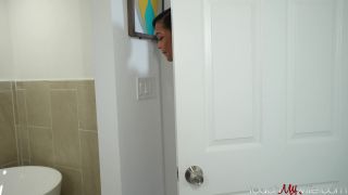 Ashlyn Peaks Seduces Stranger with MILF Tactics & All Sex Ca-1