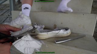 SneakerLoverAustria - cutting black and white nike af1 mid from slaves feet-9