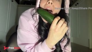 [GetFreeDays.com] I fuck my pussy with a zucchini while everyone is asleep Adult Clip January 2023-1