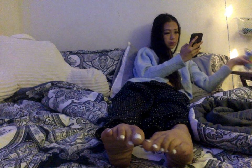 [K2S.CLUB] DaddyAstrid - Foot Wiggle Ignore - HD 720P