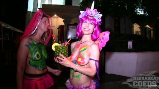 Beautiful Festival Girls Exposing Their Skin Halloween Street Party Fantasy Fest 2018 Cosplay!-5