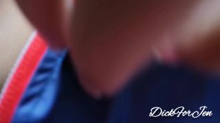 Milf latina lactante en un juego de lactancia arriesgada en público-2