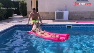 [GetFreeDays.com] La Mamma Del Vicino Si Fa Mettere a Pecora in Piscina, Si Fa Scopare a 90 E L... Adult Film May 2023-1