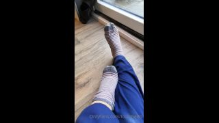 Lou In Heels () Louinheels - a hard days grafting and i have achey feet someone massage them please they require you 17-05-2021-0