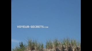 Beach voyeur secretly examines three girls-0