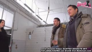 Schwanz Melken 2 horny girls give 2 strange guys a blowjob in a demolition hall-1