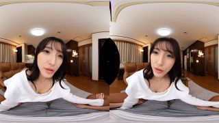 URVRSP-351 【8KVR】耳元への蠱惑的囁きで友人の旦那にカラダだけの関係を迫る密着相互NTR かなさん-2