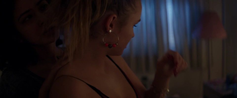 Olivia DeJonge, Geetanjali Thapa - Stray Dolls (2020) HD 1080p!!!