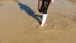 [K2S.CLUB] Shinylady2015 - Die geilen noch fast neuen Gummistiefel total eingesaut. Inkl. meg... - FullHD 1080P-7