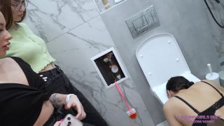 LICKING GIRLS FEET DORI AND RADA GREAT WELCOME FOR RADA V...-1