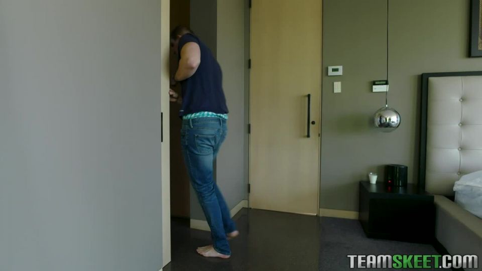 Scarlit Scandal - Bathing Her Bodacious Curves.