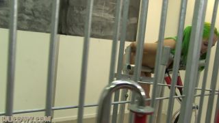 7466 Liz Caged Hucow Mp4-5