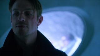 Nalani Wakita, Lisa Chandler - Altered Carbon s01e02 (2018) HD 1080p!!!-9