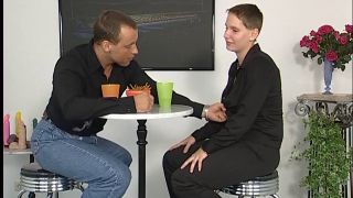 Mannsweib bekommt den dildo in die fotze german fisting p...-1
