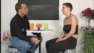 Mannsweib bekommt den dildo in die fotze german fisting p...-2