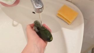 Darjana - The fast game with the cucumber like a dildo after shoping-1