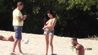 Heating up the plage by exposing her nude  figure-1