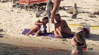 Heating up the plage by exposing her nude  figure-7