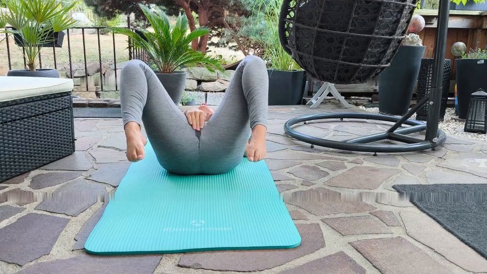 [K2S.CLUB] Celina-Ballerina - Geiles Terrassen Yoga in grauer Leggings Teil 1 - FullHD 1080P