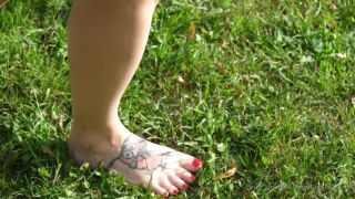 Sandra sweet Sandrasweet - walking barefoot on the grass 04-10-2021-4