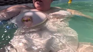 BonnieBouncing - FINGERING PUSSY IN THE POOL HOT HOT OUT!-2