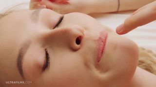 Kelly Collins & Alissa Foxy: Sensual Closeups & Heat-2