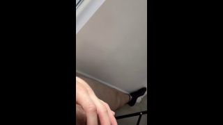 Big Dick Me quedo solo en mi departamento y me masturbo hasta chorrear semen en mi panza-9